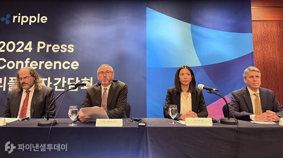 (왼쪽에서 두번째)브래드 갈링하우스 리플 최고경영자(CEO)를 포함한 데이비드 슈와츠 최고기술책임자(CTO), 모니카 롱 사장, 에릭 반 밀텐버그 리플 부사장이  3일 서울 강남구에 있는 그랜드 인터컨티넨탈 서울 파르나스에서 열린 기자간담회(IPO)에서 발표하고 있다. 사진=조송원 기자