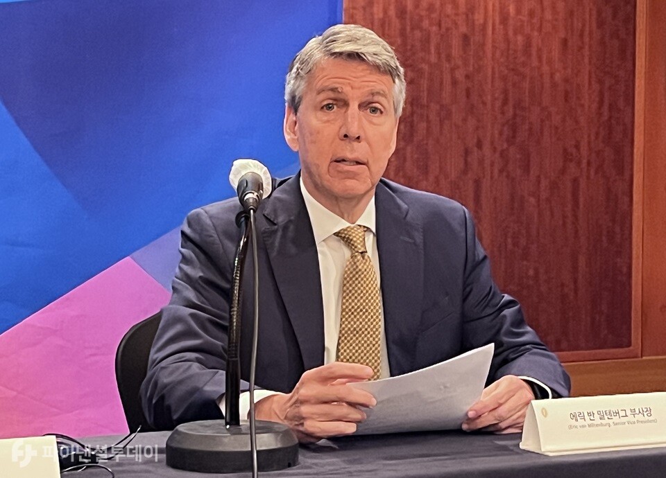 에릭 반 밀텐버그 리플 부사장이 3일 서울 강남구에 있는 그랜드 인터컨티넨탈 서울 파르나스에서 열린 기자간담회(IPO)에서 발표하고 있다. 사진=조송원 기자