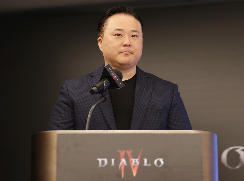 로버트 리 블리자드 코리아 사장이 작년 5월 열린 ‘디아블로4 출시 기자 간담회’에서 게임을 소개하고 있는 모습. 사진=연합뉴스