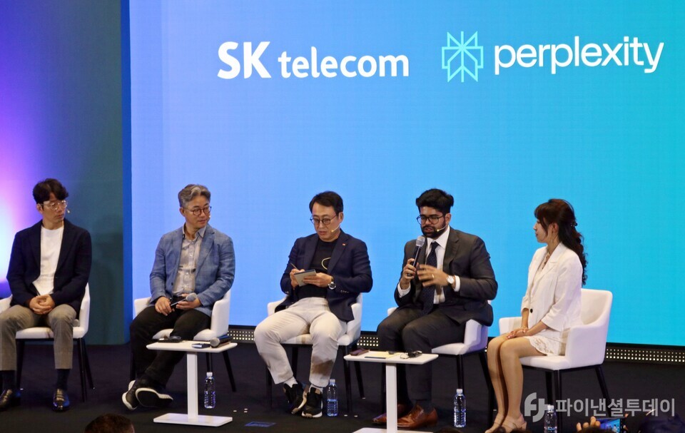 왼쪽부터 김용훈 SKT AI서비스사업부장, 정석근 SKT Global/AITech 사업부장, 유영상 SKT CEO, 아라빈드 스리니바스 퍼플렉시티 CEO, 황유라 퍼플렉시티 아시아 태평양 파트너십 리드. 사진=채승혁 기자