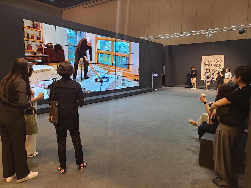 LG전자는 서도호, 서을호 작가가 아버지 고(故) 서세옥에게 헌정하는 작품을을 투명 올레드 TV를 통해 선보여 관람객들의 눈길을 사로잡았다. 사진=신용수 기자