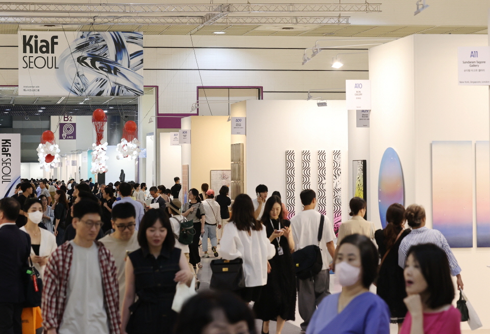 글로벌 2대 아트페어 브랜드인 프리즈(Frieze)와 국내 최대 아트페어인 키아프(Kiaf)가 이날 서울 코엑스에서 개막했다. 사진=연합뉴스