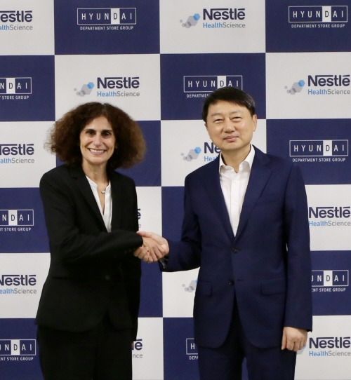현대백화점그룹이 글로벌 헬스케어기업 ‘네슬레헬스사이언스’와의 협력 강화를 통해 헬스케어 사업 확대에 드라이브를 건다. 사진은 서울 대치동에 위치한 현대백화점그룹 본사 사옥에서 장호진 현대지에프홀딩스 사장(사진 오른쪽)과 애나 몰(Anna Mohl) 네슬레헬스사이언스 최고경영자(사진 왼쪽)가 회동을 마친 뒤 악수하고 있는 모습. 사진=현대백화점그룹