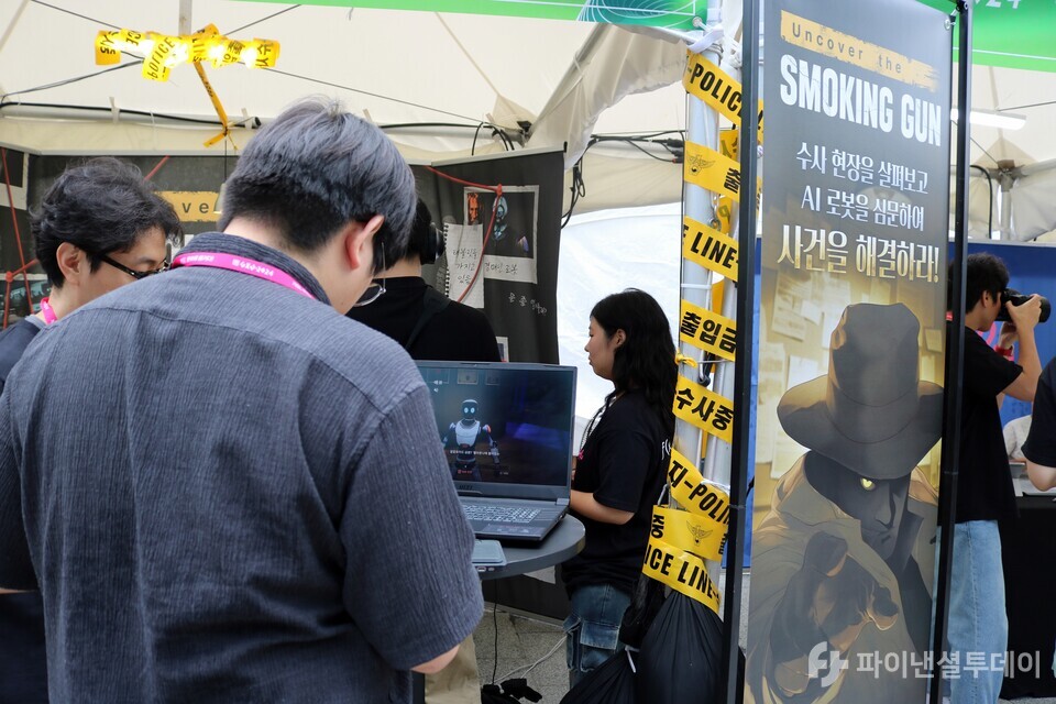 관람객이 크래프톤 산하 스튜디오 렐루게임즈가 선보인 AI 게임 ‘언커버 더 스모킹 건’을 즐기는 모습. 사진=채승혁 기자