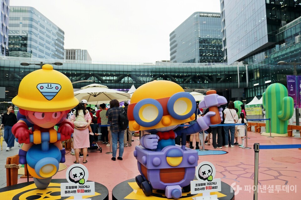 저녁시간이 되니 가족단위로 찾은 관람객들이 부쩍 늘었다. 슈퍼셀 ‘브롤스타즈’ 체험을 즐기고자 관람객들이 줄을 서고 있는 모습. 사진=채승혁 기자