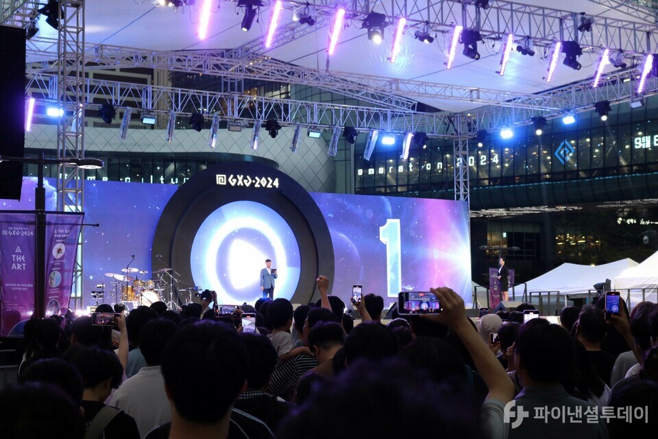 신상진 성남시장이 관람객들과 함께 개막 카운트다운을 하고 있다. 사진=채승혁 기자