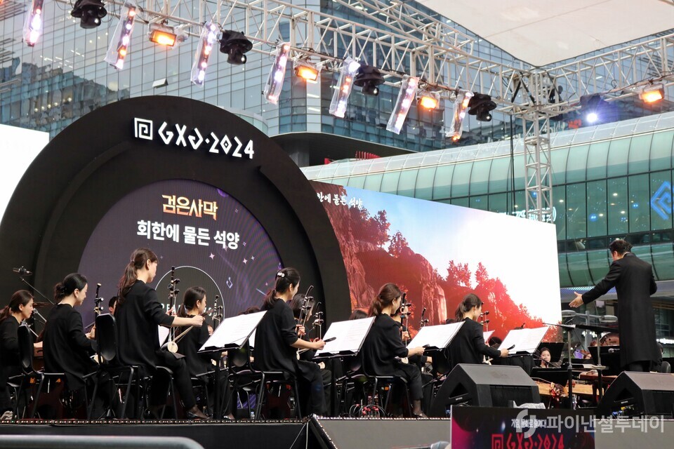 성남시립국악단이 검은사막 OST ‘회한에 물든 석양’을 연주하고 있다. 사진=채승혁 기자