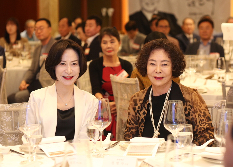 (사진 왼쪽부터)롯데장학재단 장혜선 이사장과 롯데재단 신영자 의장. 사진=롯데재단