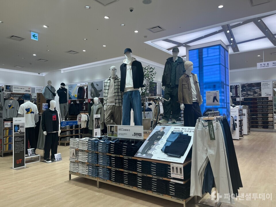 유니클로 롯데월드몰점 2층 내부 모습. 사진=허서우 기자