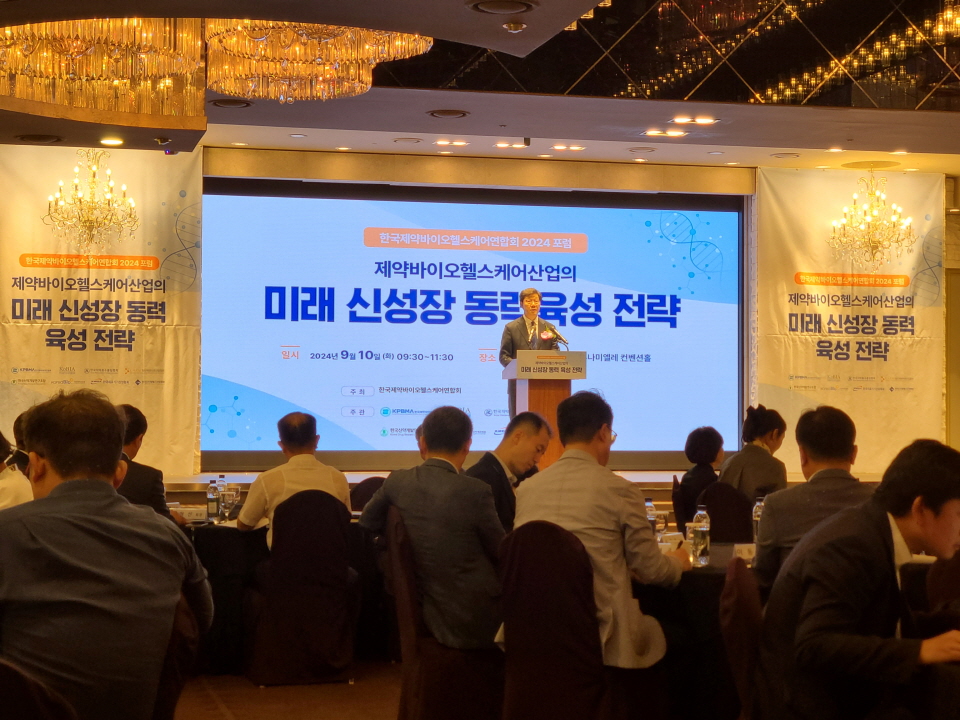 제약바이오협회를 중심으로 제약·바이오·헬스케어 업종 8개 단체로 구성된 한국제약바이오헬스케어연합회는 10일 ‘제약바이오헬스케어산업의 미래 신성장 동력 육성 전략’을 주제로 서울 여의도 CCMM빌딩에서 포럼을 개최했다. 사진은 노연홍 제약바이오협회장이 축사를 하고 있는 모습. 사진=신용수 기자