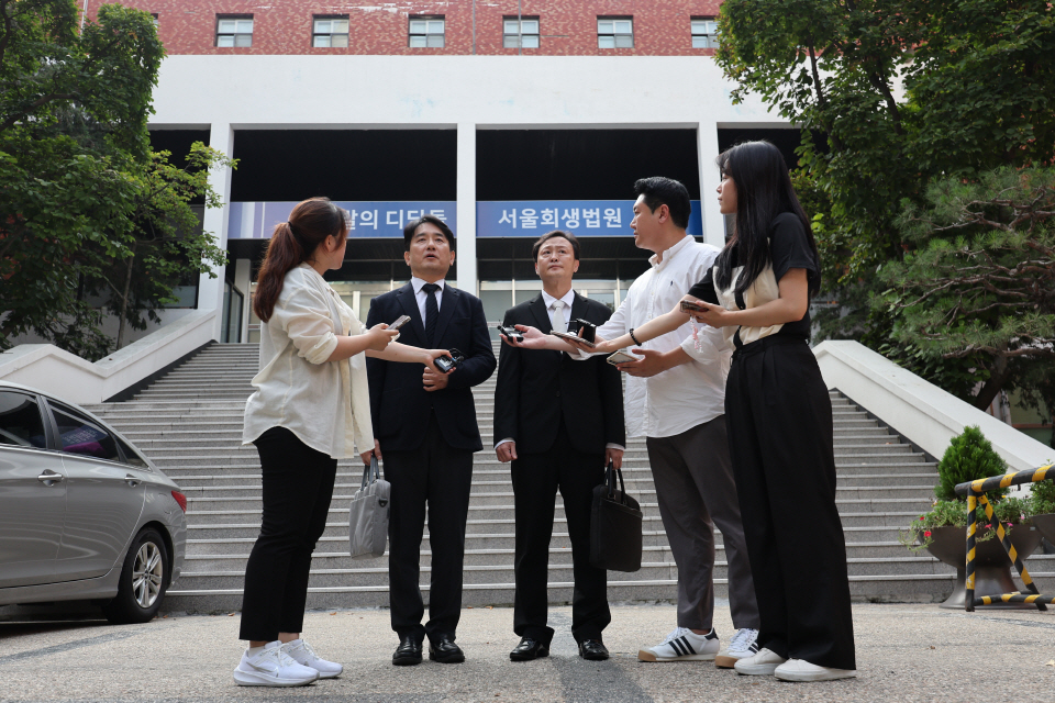 티몬과 위메프의 회생절차 개시 결정이 내려진 10일 오후 서울 서초구 서울회생법원에서 류화현 위메프 대표(왼쪽)와 류광진 티몬 대표가 취재진 질문에 답하고 있다. 사진=연합뉴스