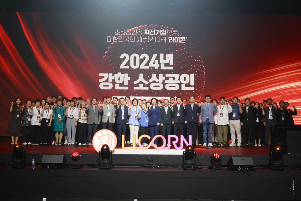 오영주 중소벤처기업부 장관이 10일 경기 광명 아이벡스 스튜디오에서 열린 ''에서 관계자들과 기념 촬영하고 있다. 사진=중소벤처기업부