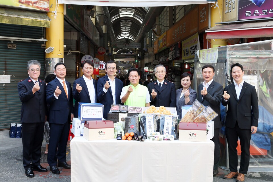 신한카드는 금융감독원과 추석 명절을 앞두고 어려움을 겪는 취약계층과 전통시장 소상공인을 돕기 위한 ‘추석 나눔 행사’를 진행했다고 11일 밝혔다. 이세훈 금융감독원 수석부원장(왼쪽 네번째), 문동권 신한카드 사장(오른쪽 두번째)이 기념사진을 촬영하고 있다.사진=신한카드