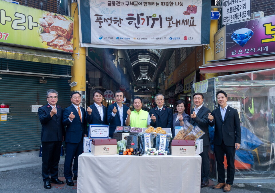 구본욱 KB손해보험 사장(좌측 세 번째)이 관계자들과 기념촬영을 하고 있다. 사진=KB손해보험