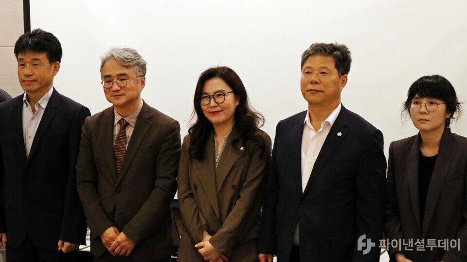 왼쪽부터 이상규 한림대학교 의과대학 정신건강의학과 교수, 이만우 입법조사처 사회문화조사실 심의관, 강유정 더불어민주당 의원, 서영석 더불어민주당 의원, 이영민 문화체육관광부 게임콘텐츠산업과장이 기념사진을 촬영하고 있다. 사진=채승혁 기자