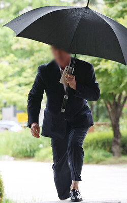 '도이치모터스 주가 조작 의혹' 사건에서 계좌가 활용된 이른바 '전주'(錢主) 손 모 씨가 12일 오후 서울 서초구 서울고등법원에서 열린 2심 선고 공판에 출석하고 있다. 이날 손 씨는 징역 6개월에 집행유예 1년을 선고받았다. 사진=연합뉴스