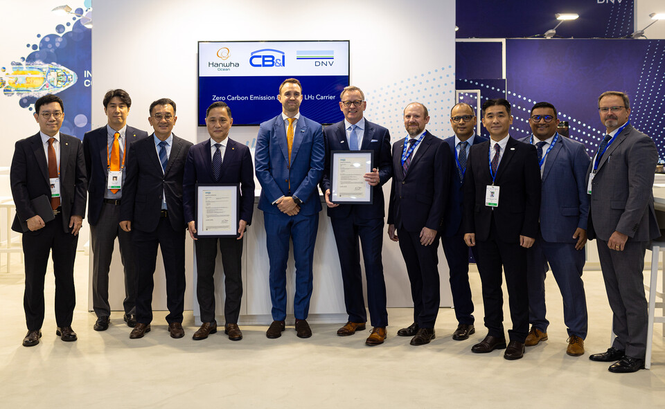 휴스턴에서 열리고 있는 가스텍2024에서 한화오션 제품전략기술원장 손영창 부사장(왼쪽에서 네번째)과 DNV 마틴 손드레 카트라이트 가스선종 글로벌 영업본부장(왼쪽에서 다섯번째), CB&I 마크 버츠 대표(왼쪽에서 여섯번째) 등 3사 관계자들이 참석한 가운데 액화수소운반선에 대한 기본 인증식을 가졌다.