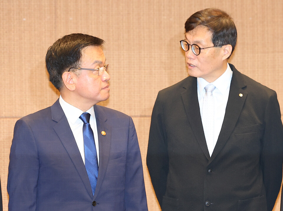 최상목 경제부총리 겸 기획재정부 장관이 19일 오전 서울 서초구 서울지방조달청 별관에서 열린 미국 FOMC 주요 결과 및 국제금융시장 동향 관련 거시경제금융회의 시작에 앞서 이창용 한국은행 총재와 이야기하고 있다. 사진=연합뉴스