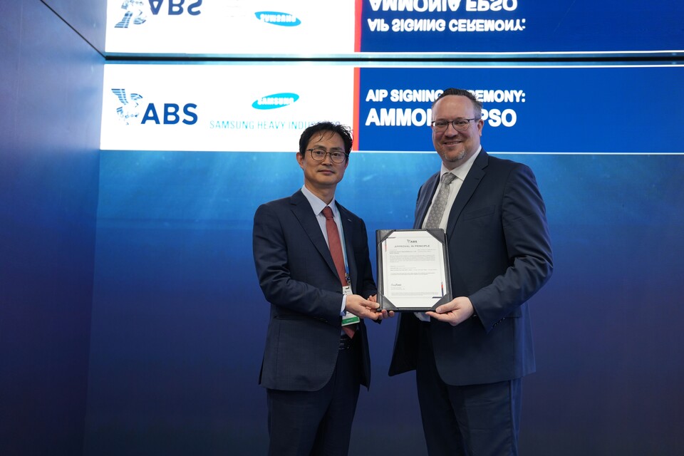 삼성중공업 장해기 부사장과 미국선급(ABS)의 패트릭 라이언(Patrick Ryan) 부사장(CTO, 최고기술임원)이 세계 최초 부유식 블루암모니아 생산설비 AiP 수여식 기념 촬영을 하고 있다. 사진=삼성중공업