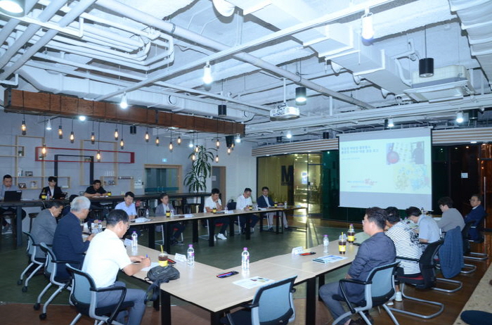 배달앱 수수료와 관련해 한국프랜차이즈협회 관계자들이 모여 논의하고 있다. 사진=한국프랜차이즈협회