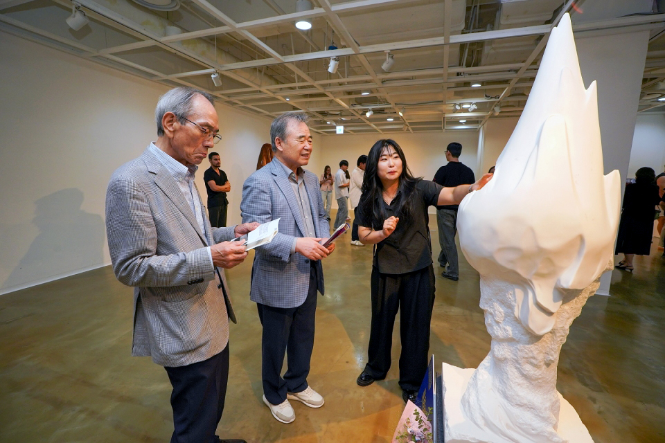 강영중 대교그룹 회장(가운데) 등이 지난 8월 서울 종로구 세종문화회관미술관에서 열린 2024 대교 국제조형심포지엄 전시회에서 문화체육관광부 장관상 수상작인 김재연 작가의 ‘내면의 흔적’을 감상하고 있다. 사진=대교그룹