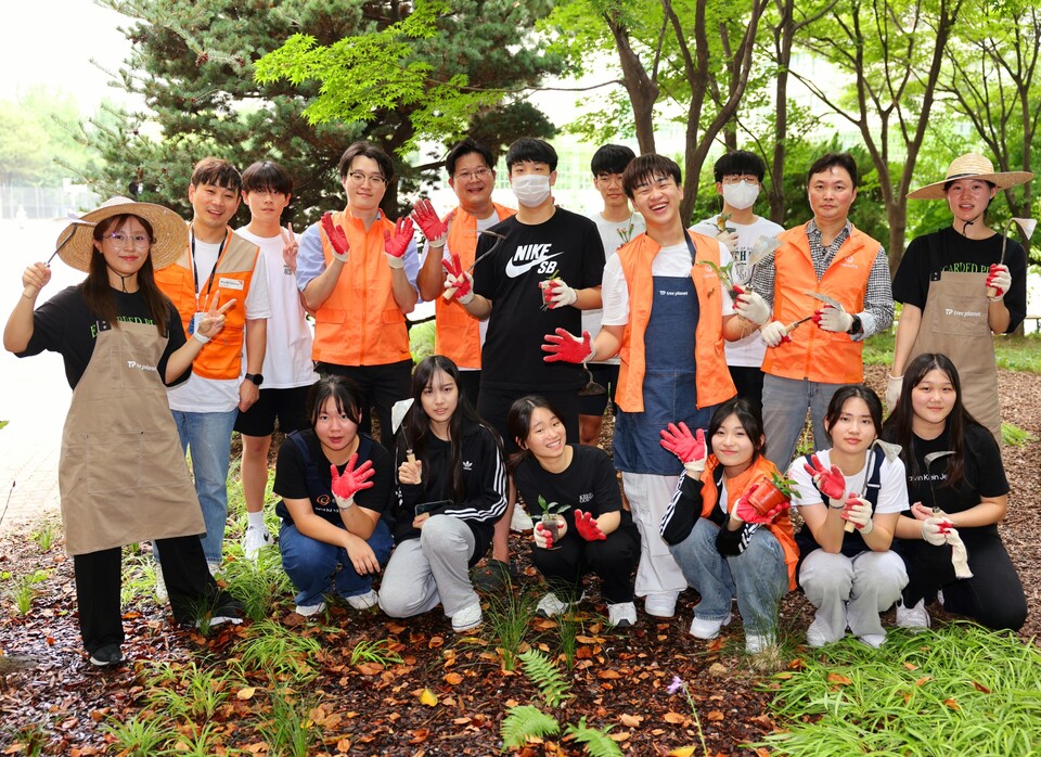 한화생명 임직원 봉사단과 서울 여의도중학교 학생들이 함께 우리나라 자생식물을 심고 가꾼 뒤 기념촬영을 하고 있다. 사진=한화생명