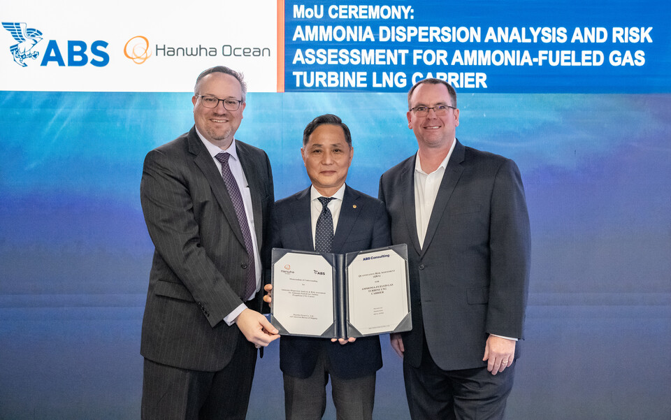 휴스턴에서 열린 가스텍 2024에서 ABS社 패트릭 라이언 최고기술경영자, 한화오션 제품전략기술원장 손영창 부사장, ABS컨설팅社 조셉 켈리 엔지니어링 사장(왼쪽부터)이 ‘암모니아 확산 안정성 검증’ 인증을 마친 뒤 기념 촬영을 하고 있다. 사진=한화오션
