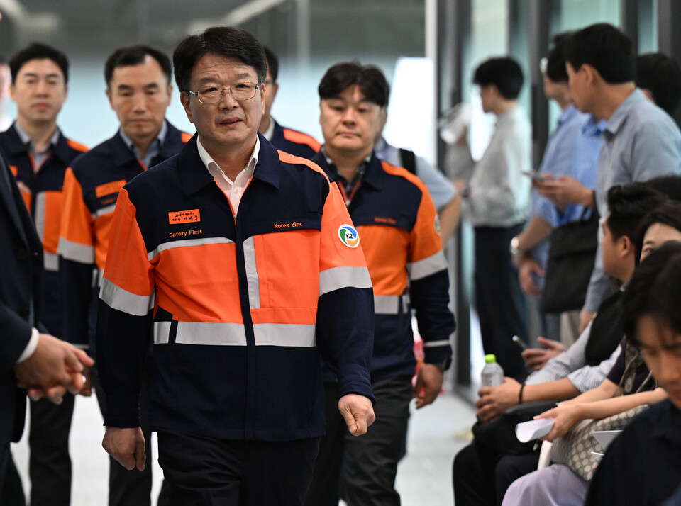 고려아연이 24일 서울 종로구 그랑서울에서 MBK·영풍과의 경영권 분쟁에서 비롯된 공개매수에 반발하며 기자회견을 개최한 가운데, 이제중 고려아연 부회장을 비롯한 임직원들이 입장하고 있다. 사진=연합뉴스