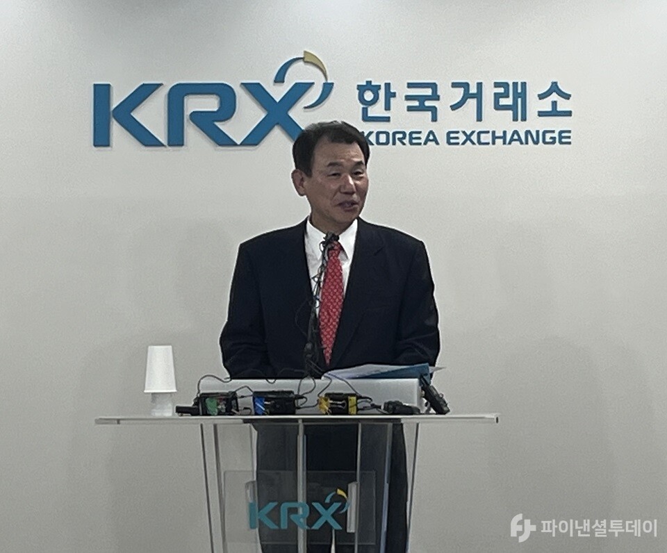 24일 서울 영등포구에 있는 한국거래소 서울 사옥에서 정은보 거래소 이사장이 ‘코리아 밸류업 지수 발표 간담회’를 열어 발표하고 있다. 사진=조송원 기자