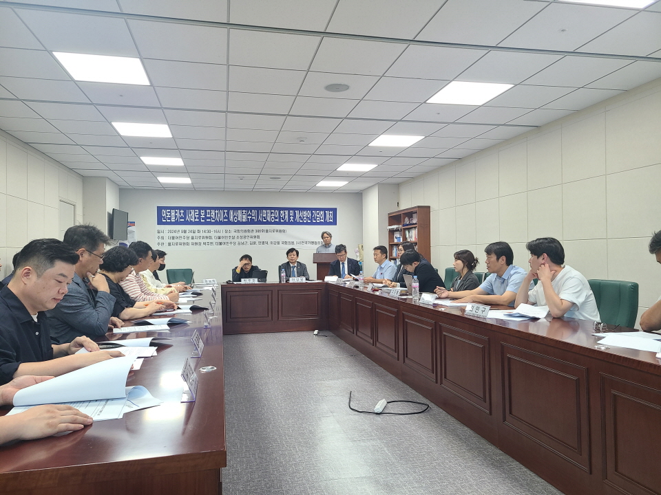 더불어민주당 을지로위원회와 소상공인위원회는 24일 ‘연돈볼카츠 사례로 본 프랜차이즈 예상매출(수익) 서면 제공의 한계 및 개선방안 간담회’를 국회 의원회관에서 개최했다. 사진=신용수 기자