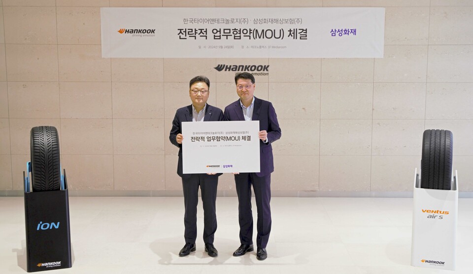 (왼쪽부터) 박종호 한국타이어 한국사업본부장, 구영민 삼성화재 자동차보험부문장이 기념촬영을 하고 있다. 사진=삼성화재