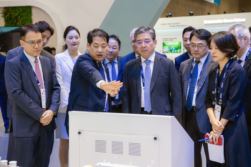 장재훈 현대자동차 사장이 25일 경기도 고양시 킨텍스에서 열린 'H2 MEET 2024' 행사에서 현대차그룹 부스를 둘러보고 있다. 사진=현대차