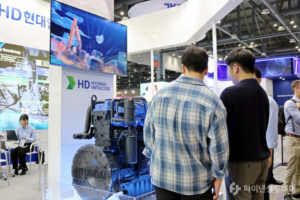 국내 최대 수소산업 전시회인 ‘H2 MEET 2024’가 25일 고양 킨텍스에서 개막했다. 관람객이 현대인프라코어 부스에서 수소엔진에 대한 설명을 듣고있다. 사진=채승혁 기자
