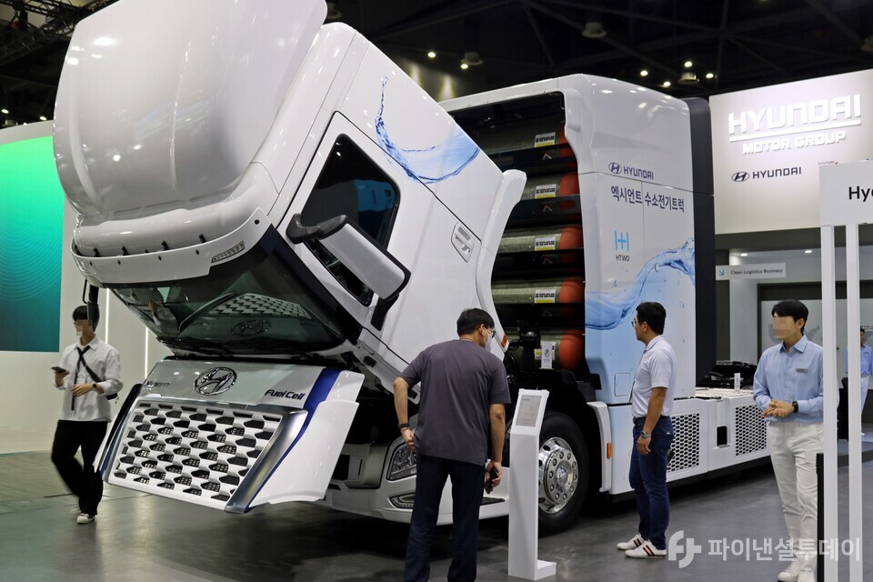 국내 최대 수소산업 전시회인 ‘H2 MEET 2024’가 25일 고양 킨텍스에서 개막했다. 관람객이 현대자동차 부스에서 ‘엑시언트’ 수소전기트럭을 보고 있다. 사진=채승혁 기자