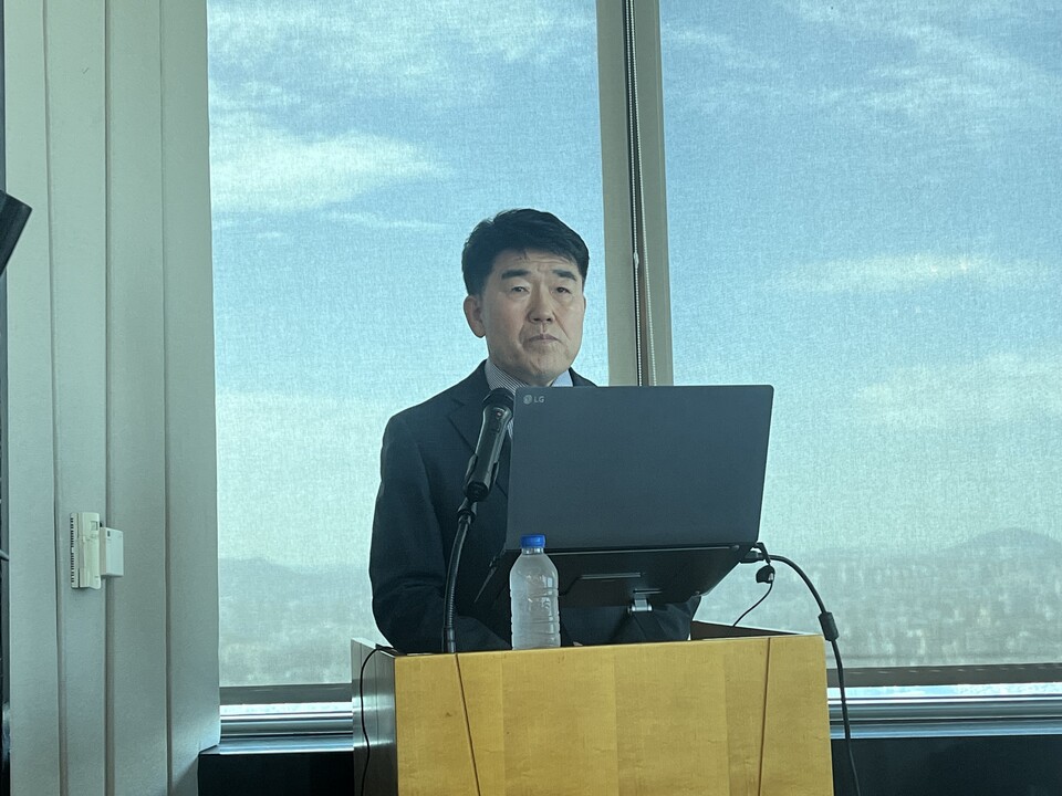 김길곤 이노룰스 대표이사가 25일 오전 서울 여의도 63빌딩에서 진행된 기자간담회에서 회사를 소개하고 있다. 사진=한경석 기자