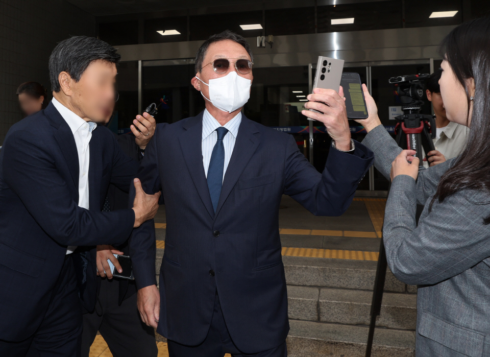 수십억원대의 회삿돈을 빼돌린 혐의로 재판에 넘겨진 구본성 전 아워홈 부회장이 25일 오후 서울 양천구 남부지법에서 열린 1심 선고공판에 출석한 뒤 법원을 나서고 있다. 사진=연합뉴스