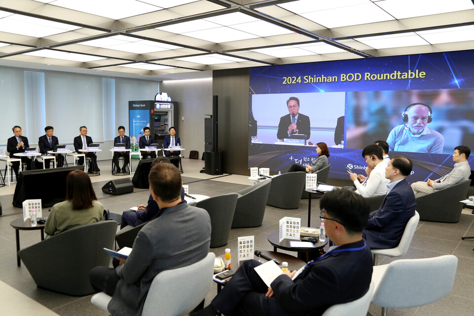 신한금융지주회사 이사회가 지난 26일 오후 서울시 여의도에 위치한 신한투자증권 본사에서 국내외 기관투자자들을 초청해 ‘라운드테이블’ 미팅을 진행 중이다. 사진=신한금융지주.