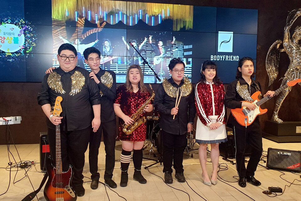 밴드 토닥토닥앙상블이 지난 2021년 11월 사내 첫 공연을 마치고 포즈를 취하고 있다. 사진=아트위캔