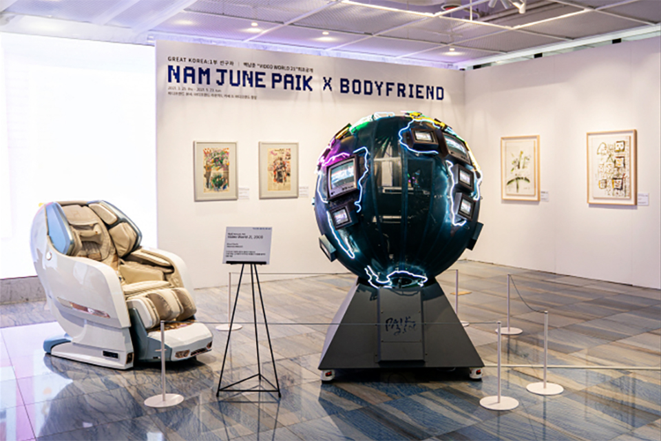지난 2021년 4월 서울 강남구 바디프랜드 도곡타워 본사에서 열린 ‘그레이트 코리아: 선구자’전 전경. 로비에 백남준 작가의 미공개 작품 ‘비디오 월드21’(오른쪽)과 바디프랜드 안마의자가 나란히 전시돼 있다. 사진=바디프랜드