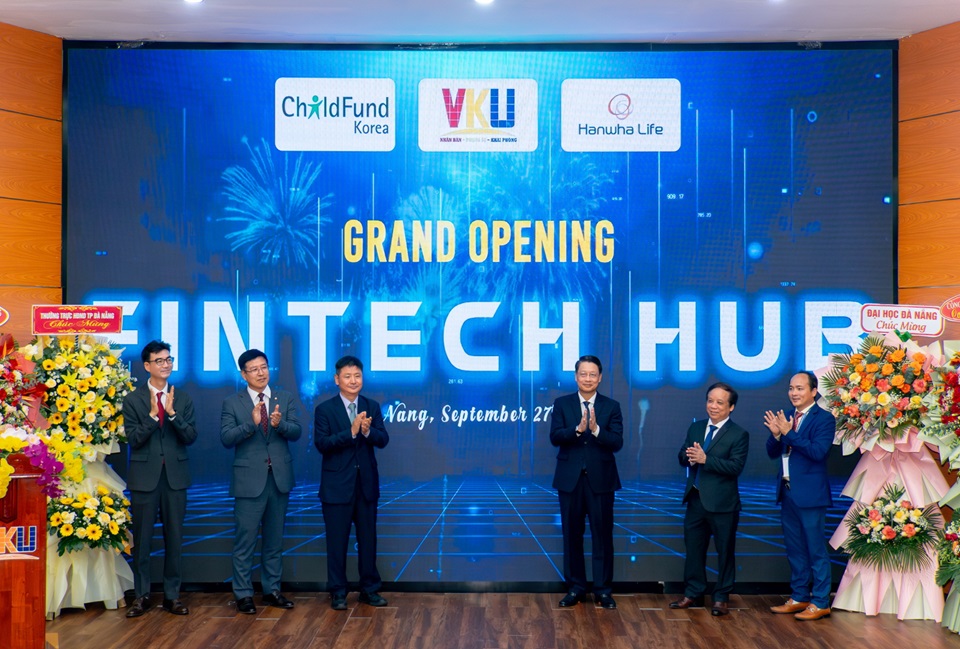 (왼쪽부터)황준환 한화생명 베트남 법인장, 김상일 한화생명 기업의 사회적 책임(CSR) 전략팀 상무, 강부성 베트남 다낭 주재 한국 총영사, 응오 쑤언탕 다낭시 인민 위원장, 응위옌 응옥 부 국립다낭대학교 총장, 후잉 꽁 팝 한베 정보통신기술(ICT) 대학교 총장이 기념사진을 찍고 있다. 사진=한화생명