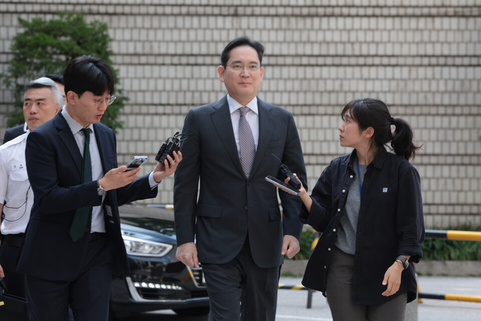  이재용 삼성전자 회장이 30일 서초구 서울중앙지방법원에서 열린 '부당 합병·회계 부정' 혐의 관련 2심 1회 공판에 출석하기 위해 법정으로 향하고 있다. 사진=연합뉴스