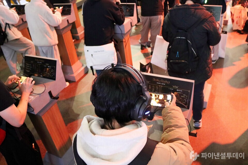 참관객들이 크래프톤 부스에서 다크앤다커 모바일을 시연하고 있다. 사진=채승혁 기자