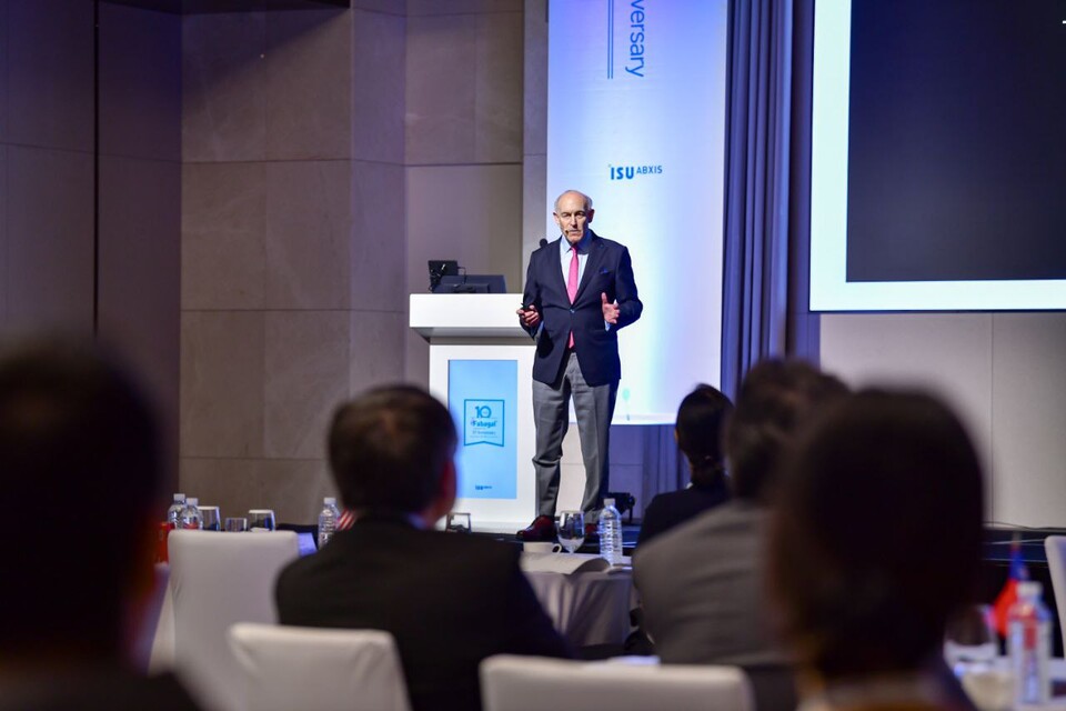 로버트 데스닉(Robert J. Desnick)미국 마운트 시나이 아이칸 의과대학(Icahn School of Medicine at Mount Sinai) 교수가 '파바갈' 출시 10주년 기념 심포지엄에서 주제를 발표 중이다. 사진=이수앱지스