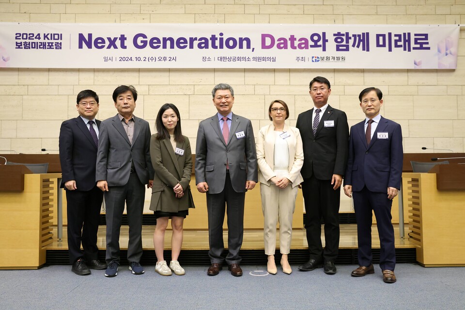 (왼쪽부터) 박리노 보험개발원 인슈어테크팀장, 이정용 한국보험신문 대표, 고은경 BCG 파트너, 허창언 보험개발원 원장, 프란체스카 볼프 스위스리 수석책임자, 카즈히로 사이토 일본 솜포케어 시니어 매니저, 박진호 보험개발원 부원장이 2일 오후 서울 중구 상공회의소에서 열린 2024 KIDI 보험미래포럼에 참석해 기념촬영을 하고 있다. 사진=보험개발원