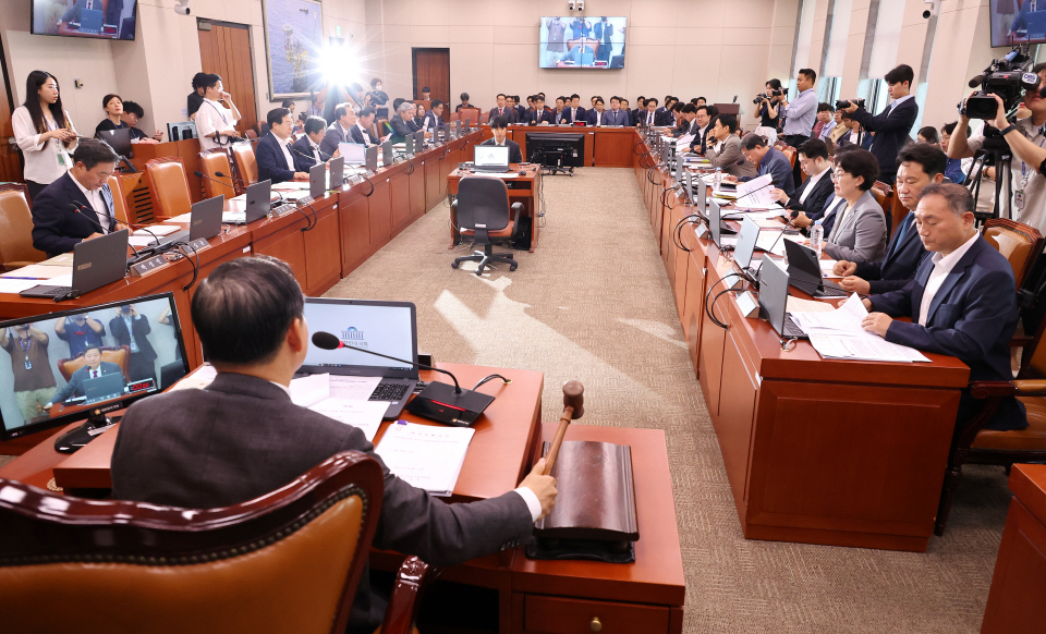 지난달 19일 오전 국회에서 열린 산업통상자원중소벤처기업위원회 전체회의에서 국민의힘 소속 이철규 위원장이 의사봉을 두드리고 있다. 사진=연합뉴스