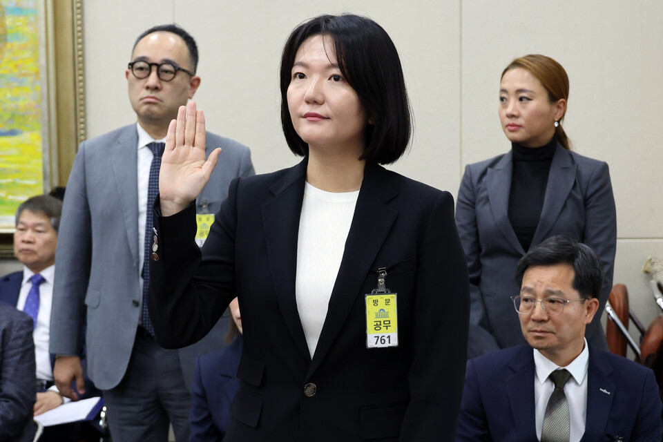 최수연 네이버 대표가 지난해 국회 정무위원회 국정감사에서 증인선서를 하고 있다. 사진=연합뉴스
