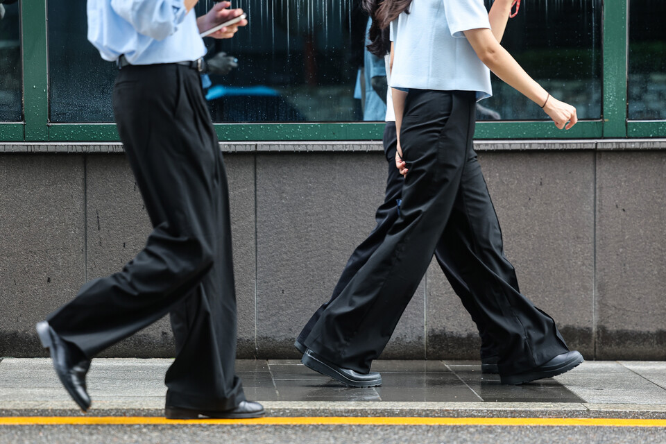 서울 서초구 강남역 인근에서 직장인들이 이동하고 있다. 사진=연합뉴스