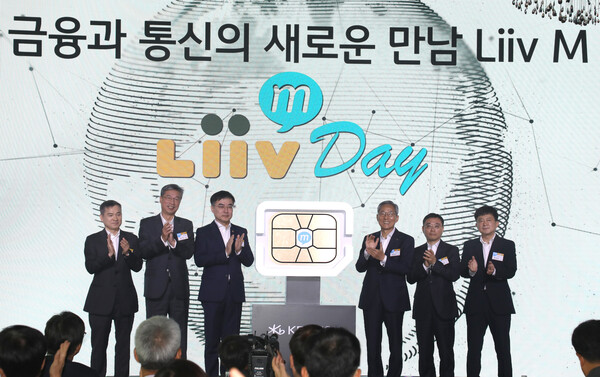 2019년 10월 28일 서울 중구 반얀트리 클럽 앤 스파 서울에서 열린 KB국민은행 리브모바일 론칭 행사가 열렸다. (왼쪽부터) 하현회 LG유플러스 부회장, 허인 KB국민은행장, 손병두 금융위 부위원장, 윤종규 KB금융지주 회장, 이태희 과학기술정보통신부 통신정책국장, 최성호 방통위 이용자정책국장 등 참석자들이 세레머니를 하고 있다. 사진=연합뉴스