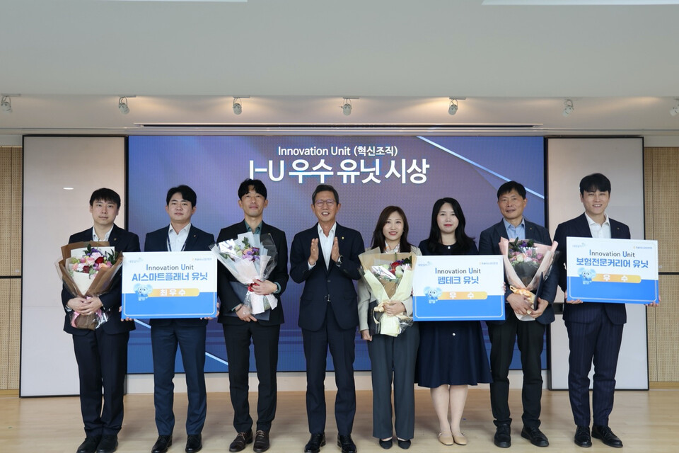 윤해진 농협생명 대표이사(가운데)가 서대문구 본사에서 사내 혁신조직 ‘이노베이션 유닛(I-U)’유닛을 시상하며, 직원들의 혁신 활동과 성과를 격려하는 자리를 가졌다. 사진=NH농협생명