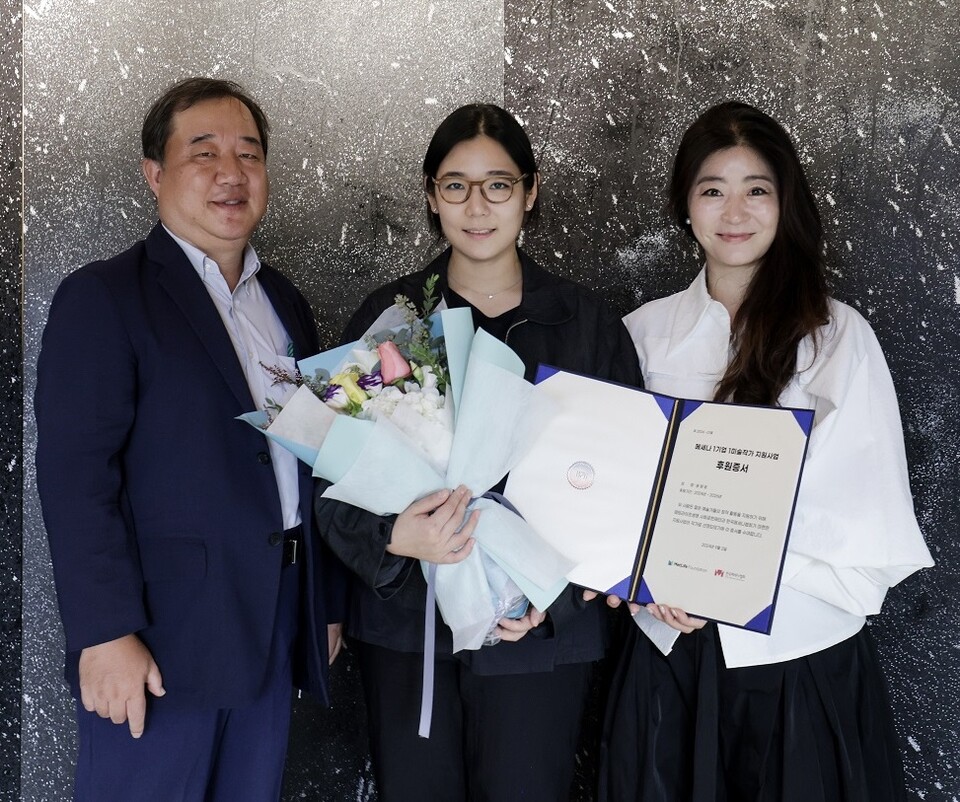 (왼쪽부터)이영섭 메트라이프생명 사회공헌재단 사외이사, 윤향로 작가, 조인순 갤러리 띠오(THEO) 대표가 기념촬영을 하고 있다. 사진=메트라이프생명